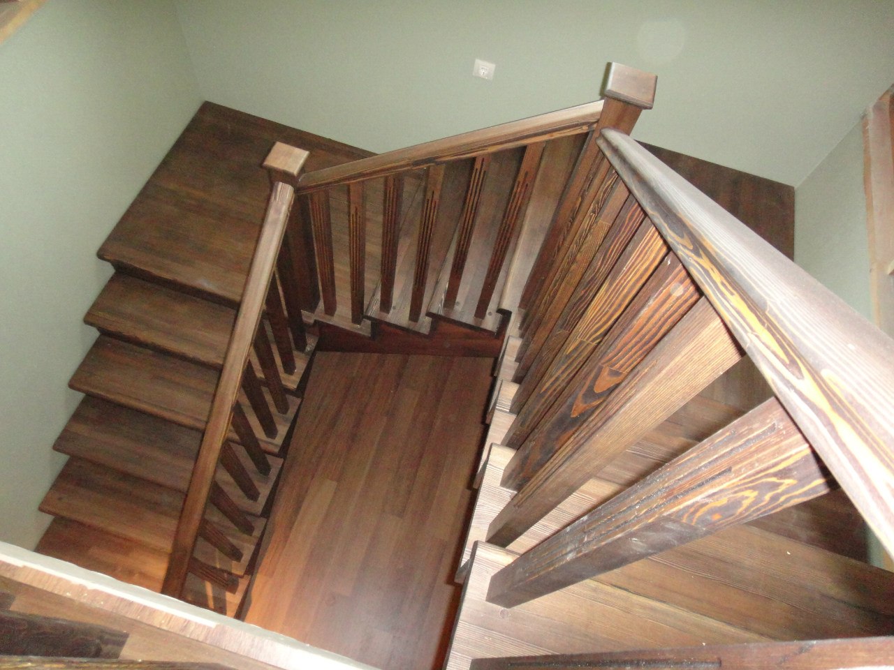 Пример установленной деревянной лестницы в загородном доме